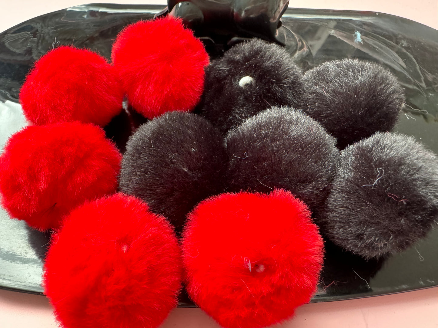 Pompom Red&Black (L)