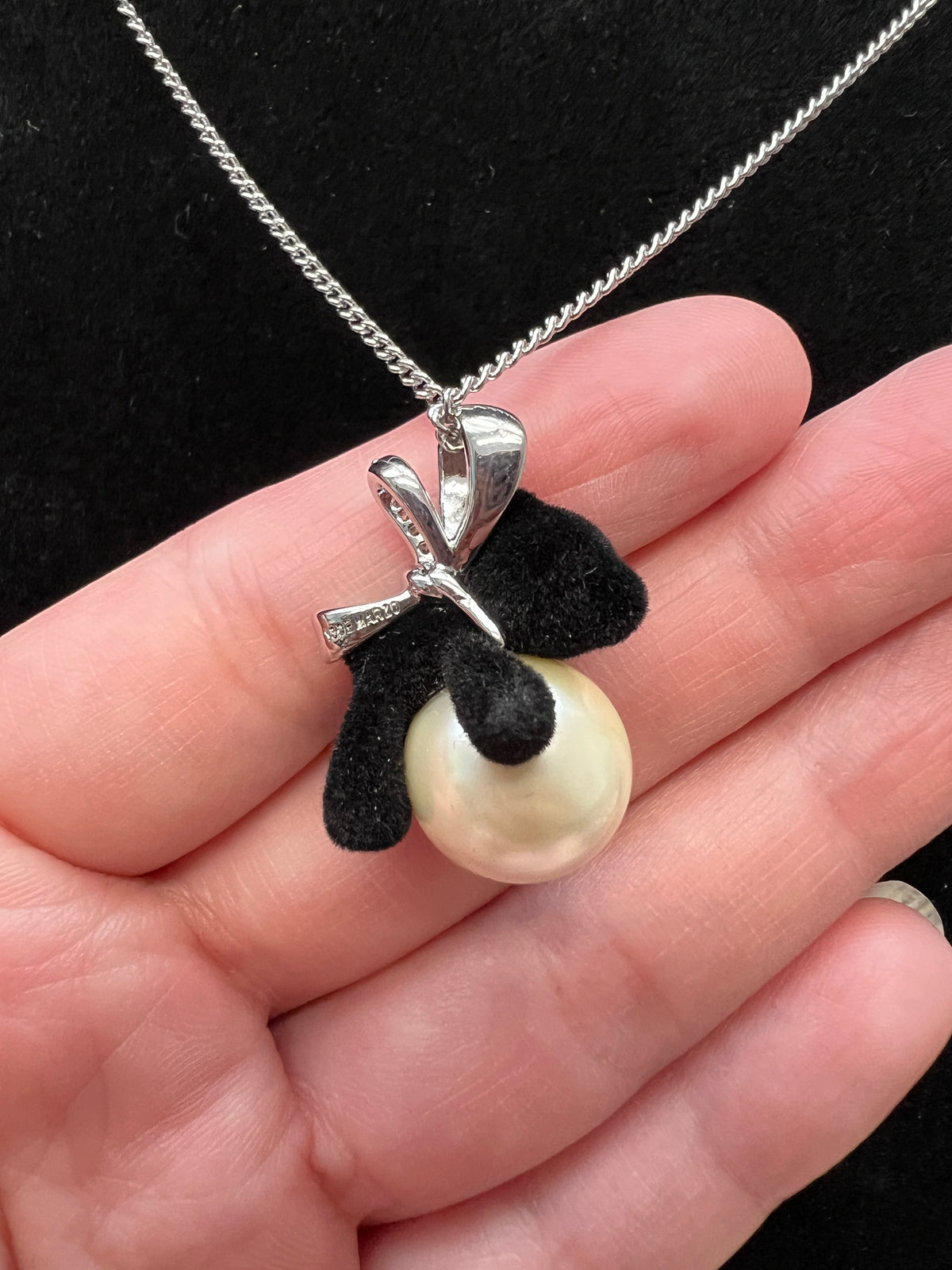Black Bear W. Pearl Necklace